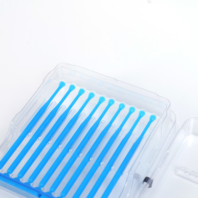 Applicateur microbrush avec embout adhésif